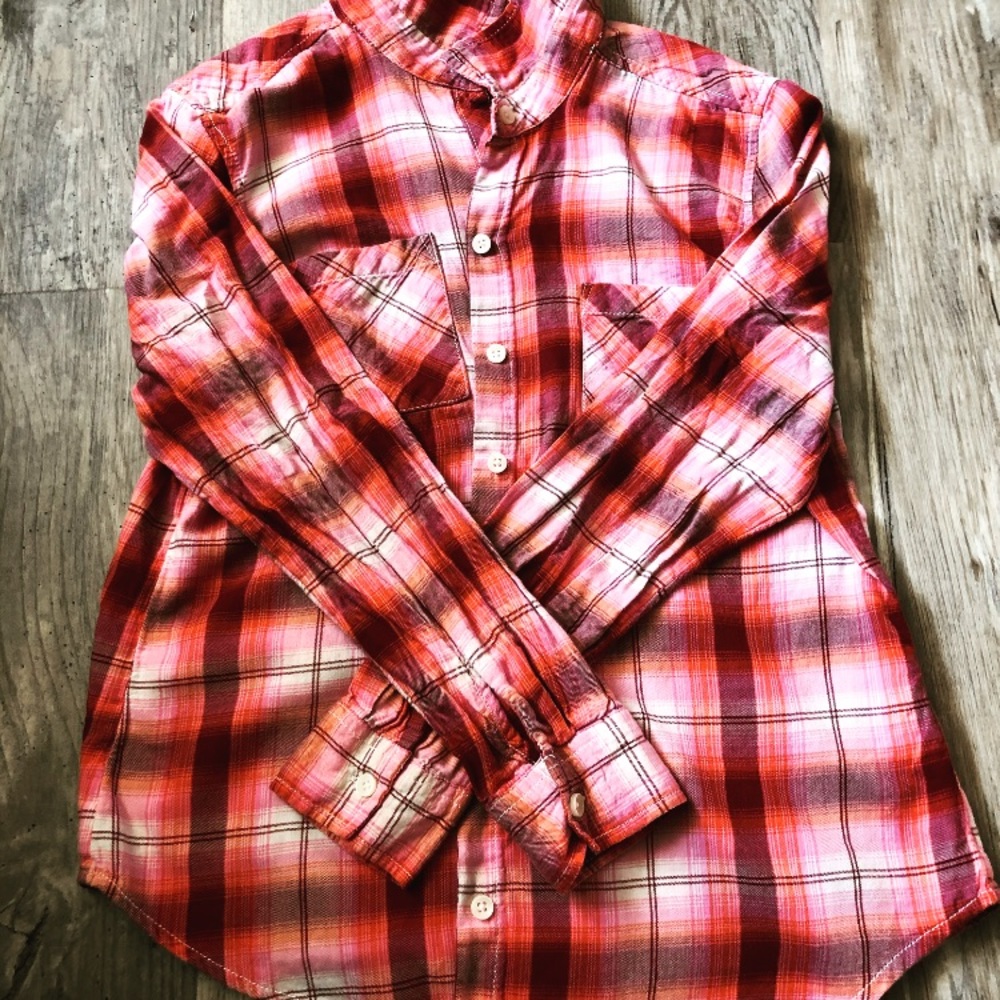 Ladie’s plaid button down shirt